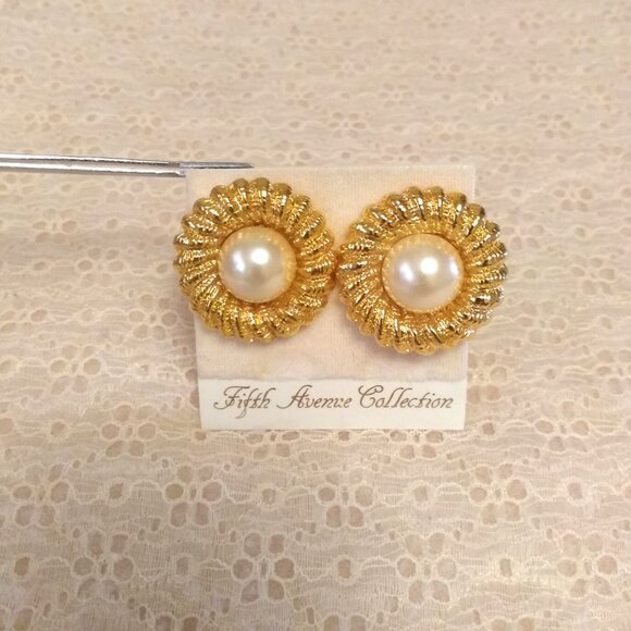 Vintage White Cream Pearl Statement Large Gold Tone Earrings Non-Pierced Clip - Picture 6 of 8